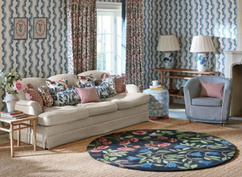 Alfombra Sanderson Foraging Indigo redonda con diseño floral en lana virgen 100%.